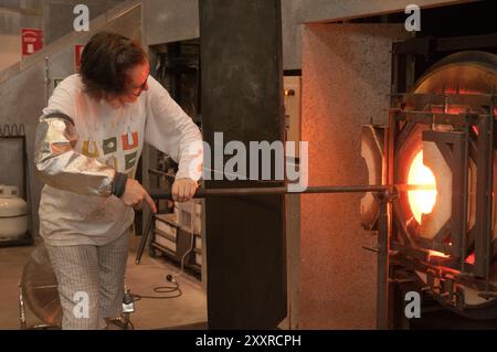 Glas-Künstler bei der Arbeit in der Canberra-Glashütte Stockfoto