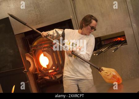 Glas-Künstler bei der Arbeit in der Canberra-Glashütte Stockfoto