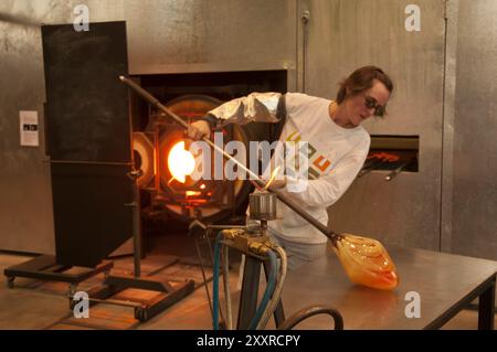 Glas-Künstler bei der Arbeit in der Canberra-Glashütte Stockfoto