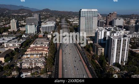 Glendale, Kalifornien, USA - 18. August 2024: Nachmittags scheint das Sonnenlicht auf den Stadtkern von Glendale. Stockfoto