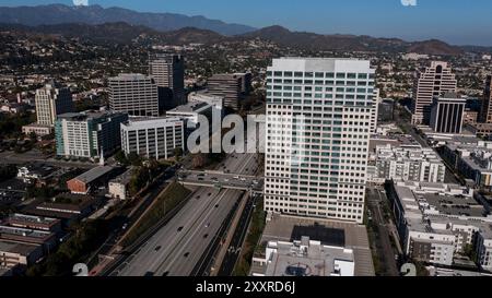 Glendale, Kalifornien, USA - 18. August 2024: Nachmittags scheint das Sonnenlicht auf den Stadtkern von Glendale. Stockfoto