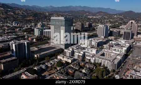 Glendale, Kalifornien, USA - 18. August 2024: Nachmittags scheint das Sonnenlicht auf den Stadtkern von Glendale. Stockfoto