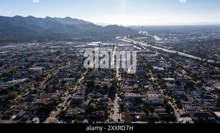 Glendale, Kalifornien, USA - 18. August 2024: Nachmittagssonne scheint auf dichte Häuser in der Nähe der Innenstadt von Glendale. Stockfoto