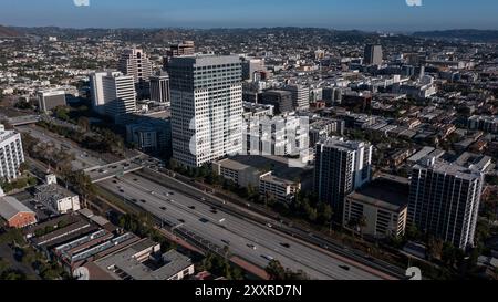 Glendale, Kalifornien, USA - 18. August 2024: Nachmittags scheint das Sonnenlicht auf den Stadtkern von Glendale. Stockfoto