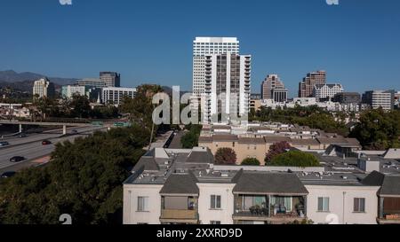 Glendale, Kalifornien, USA - 18. August 2024: Nachmittags scheint das Sonnenlicht auf den Stadtkern von Glendale. Stockfoto