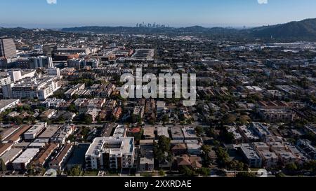 Glendale, Kalifornien, USA - 18. August 2024: Nachmittagssonne scheint auf dichte Häuser in der Nähe der Innenstadt von Glendale. Stockfoto