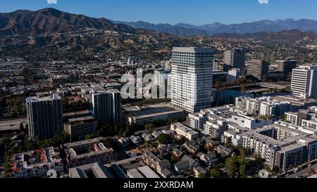 Glendale, Kalifornien, USA - 18. August 2024: Nachmittags scheint das Sonnenlicht auf den Stadtkern von Glendale. Stockfoto