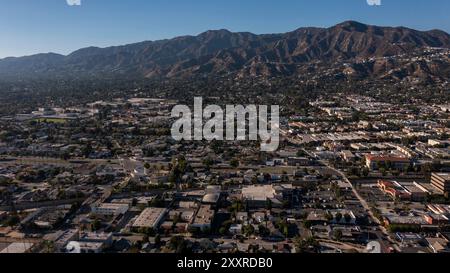 Glendale, Kalifornien, USA - 18. August 2024: Nachmittagssonne scheint auf dichte Häuser in der Nähe der Innenstadt von Glendale. Stockfoto