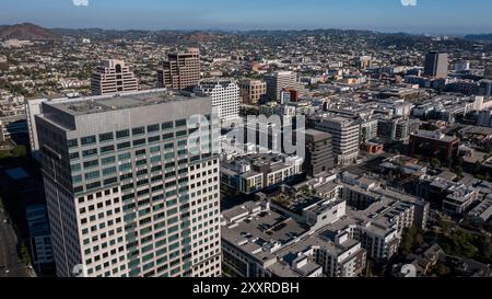 Glendale, Kalifornien, USA - 18. August 2024: Nachmittags scheint das Sonnenlicht auf den Stadtkern von Glendale. Stockfoto