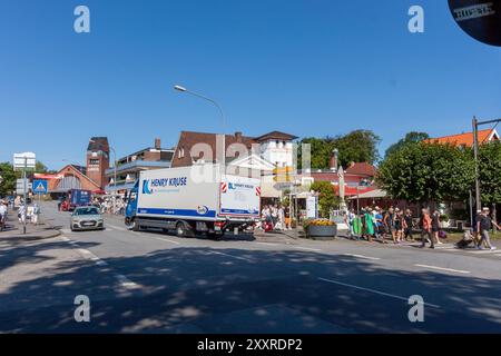 TRAVEMÜNDE, DEUTSCHLAND - 13. AUGUST 2024: Auf der Straße in Travemünde Stockfoto