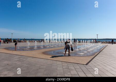 TRAVEMUNDE, DEUTSCHLAND - 13. AUGUST 2024: Brunnen am Strand von Travemünde an der Ostsee Stockfoto