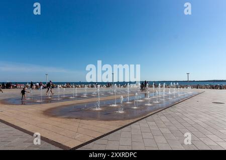 TRAVEMUNDE, DEUTSCHLAND - 13. AUGUST 2024: Brunnen am Strand von Travemünde an der Ostsee Stockfoto