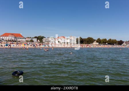 TRAVEMÜNDE, DEUTSCHLAND - 13. AUGUST 2024: Strand von Travemünde an der Ostsee Stockfoto