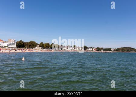 TRAVEMÜNDE, DEUTSCHLAND - 13. AUGUST 2024: Strand von Travemünde an der Ostsee Stockfoto