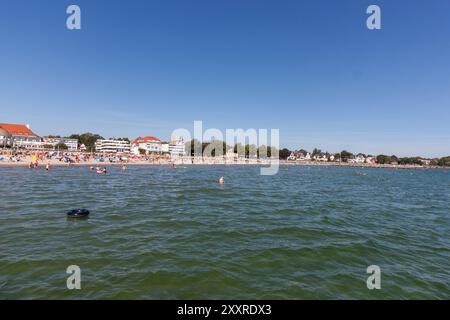 TRAVEMÜNDE, DEUTSCHLAND - 13. AUGUST 2024: Strand von Travemünde an der Ostsee Stockfoto