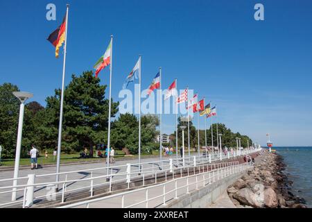 TRAVEMÜNDE, DEUTSCHLAND - 13. AUGUST 2024: Am Uferdamm in Travemünde Stockfoto