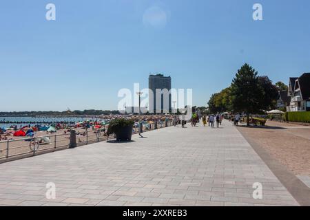 TRAVEMÜNDE, DEUTSCHLAND - 13. AUGUST 2024: Am Uferdamm in Travemünde Stockfoto