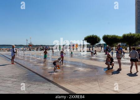 TRAVEMÜNDE, DEUTSCHLAND - 13. AUGUST 2024: Brunnen am Strand von Travemünde an der Ostsee Stockfoto