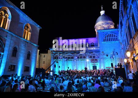 REKORDDATUM NICHT ANGEGEBEN Kroatien, Dubrovnik, 250824. Die Operngala vor der Kathedrale schloss die 75. Sommerspiele von Dubrovnik. Die bulgarische Sopranistin Sonya Yoncheva, der maltesische Tenor Joseph Calleja und ante Jerkunica traten unter der Leitung von Ivan Repusic auf. Foto: Bozo Radic / CROPIX Dubrovnik Kroatien Copyright: XxBozoxRadicx Opera gala14-250824 Stockfoto