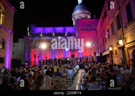 Kroatien, Dubrovnik, 250824. Die Operngala vor der Kathedrale schloss die 75. Sommerspiele von Dubrovnik. Die bulgarische Sopranistin Sonya Yoncheva, der maltesische Tenor Joseph Calleja und ante Jerkunica traten unter der Leitung von Ivan Repusic auf. Foto: Bozo Radic / CROPIX Dubrovnik Kroatien Copyright: XxBozoxRadicx Opera gala43-250824 Stockfoto