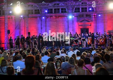 Kroatien, Dubrovnik, 250824. Die Operngala vor der Kathedrale schloss die 75. Sommerspiele von Dubrovnik. Die bulgarische Sopranistin Sonya Yoncheva, der maltesische Tenor Joseph Calleja und ante Jerkunica traten unter der Leitung von Ivan Repusic auf. Foto: Bozo Radic / CROPIX Dubrovnik Kroatien Copyright: XxBozoxRadicx Opera gala44-250824 Stockfoto