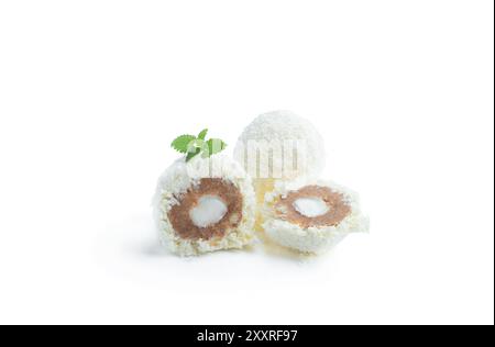 Köstliche Trüffel mit Kokosnussstreuseln isoliert auf weiß Stockfoto