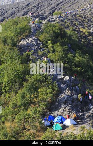 Kletterer bauen Zelte entlang der Kletterroute zum Gipfel des Mount Merapi auf. Stockfoto