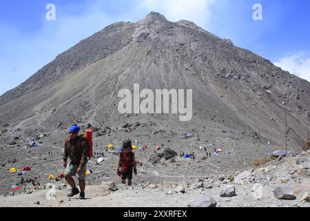 Kletterer durchqueren die Sandroute, die 60 Minuten vom Gipfel des Mount Merapi entfernt ist. Stockfoto