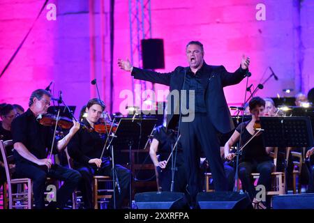 Kroatien, Dubrovnik, 250824. Die Operngala vor der Kathedrale schloss die 75. Sommerspiele von Dubrovnik. Die bulgarische Sopranistin Sonya Yoncheva, der maltesische Tenor Joseph Calleja und ante Jerkunica traten unter der Leitung von Ivan Repusic auf. Auf dem Foto: Joseph Calleja. Foto: Bozo Radic / CROPIX Dubrovnik Kroatien Copyright: XxBozoxRadicx Opera gala23-250824 Stockfoto