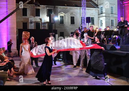 Kroatien, Dubrovnik, 250824. Die Operngala vor der Kathedrale schloss die 75. Sommerspiele von Dubrovnik. Die bulgarische Sopranistin Sonya Yoncheva, der maltesische Tenor Joseph Calleja und ante Jerkunica traten unter der Leitung von Ivan Repusic auf. Foto: Bozo Radic / CROPIX Dubrovnik Kroatien Copyright: XxBozoxRadicx Opera gala48-250824 Stockfoto