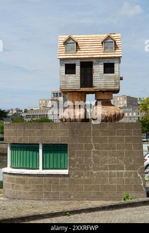 "No Reason to Move" von Max Coulon ist ein Haus auf Holzbeinen am Michel Fere Quay, Le Havre, Normandie, Frankreich Stockfoto