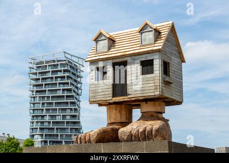 "No Reason to Move" von Max Coulon ist ein Haus auf Holzbeinen am Michel Fere Quay, Le Havre, Normandie, Frankreich Stockfoto