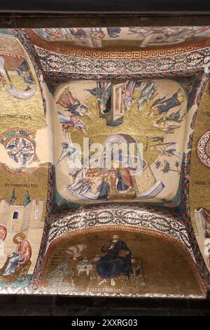 Fresken in der Kariye-Moschee ehemalige Mosaike der Chora byzantinischen Klosterkirche mit Bibelmotiven an der Decke und dem byzantinischen Kaiser Stockfoto