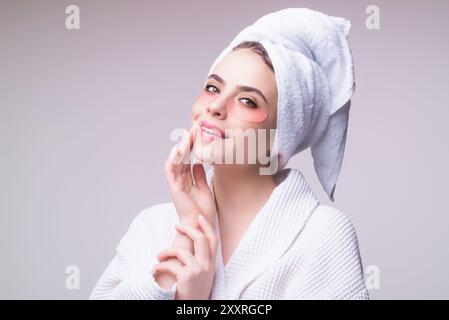 Frau mit Augenklappe. Gesunde Haut- und Kollagenhydrogel-Augenpflaster. Nahaufnahme des Studioporträts eines Mädchens mit Kollagenpflaster. Knitterfrei Stockfoto