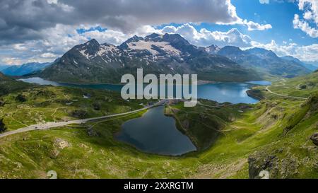 Aus der Vogelperspektive auf den Lago Bianco, Lagh da la Cruseta und die Berge am Berninapass, Graubünden, Engadin, Schweiz. Stockfoto