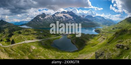 Aus der Vogelperspektive auf den Lago Bianco, Lagh da la Cruseta und die Berge am Berninapass, Graubünden, Engadin, Schweiz. Stockfoto