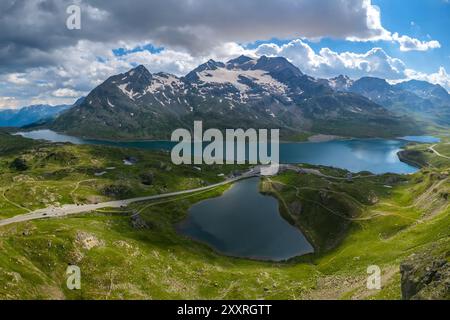 Aus der Vogelperspektive auf den Lago Bianco, Lagh da la Cruseta und die Berge am Berninapass, Graubünden, Engadin, Schweiz. Stockfoto