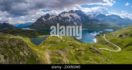 Aus der Vogelperspektive auf den Lago Bianco, Lagh da la Cruseta und die Berge am Berninapass, Graubünden, Engadin, Schweiz. Stockfoto