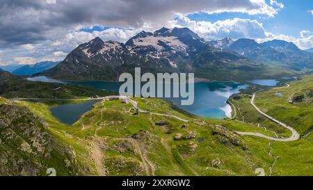 Aus der Vogelperspektive auf den Lago Bianco, Lagh da la Cruseta und die Berge am Berninapass, Graubünden, Engadin, Schweiz. Stockfoto