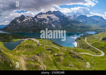 Aus der Vogelperspektive auf den Lago Bianco, Lagh da la Cruseta und die Berge am Berninapass, Graubünden, Engadin, Schweiz. Stockfoto