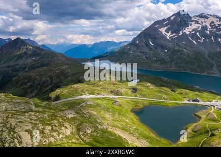 Aus der Vogelperspektive auf den Lago Bianco, Lagh da la Cruseta und die Berge am Berninapass, Graubünden, Engadin, Schweiz. Stockfoto