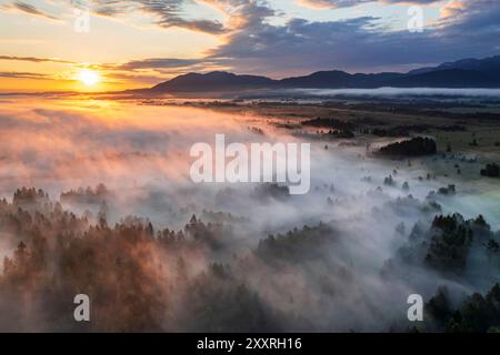 Luftaufnahme der Berglandschaft im Morgenlicht mit Nebel, Bayern, Deutschland, Europa Stockfoto