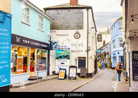 Touristen gehen entlang der gemütlichen Fore Street im Stadtzentrum von Salcombe. Devon, England Stockfoto