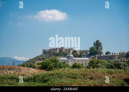 Die Ruinen des Artemis-Tempels im Bezirk Selcuk von Izmir befinden sich vor dem Hintergrund der Isa Bey Moschee, Ayasuluk Castle A Stockfoto