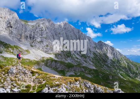 Luftaufnahme der Presolana im Sommer vom Passo Pozzera. Castione della Presolana, Val Seriana, Bezirk Bergamo, Lombardei, Italien. Stockfoto