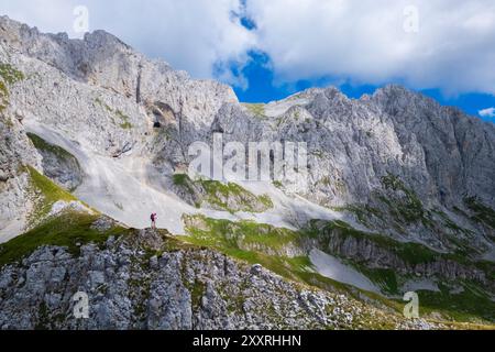 Luftaufnahme der Presolana im Sommer vom Passo Pozzera. Castione della Presolana, Val Seriana, Bezirk Bergamo, Lombardei, Italien. Stockfoto