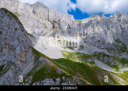 Luftaufnahme der Presolana im Sommer vom Passo Pozzera. Castione della Presolana, Val Seriana, Bezirk Bergamo, Lombardei, Italien. Stockfoto