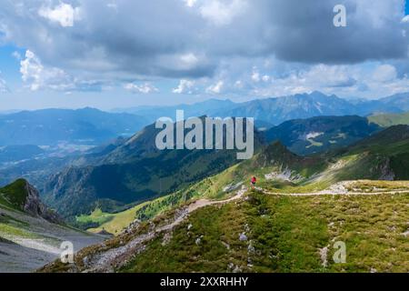 Blick auf Cima di Bares und Monte Campo vom Pozzera-Passo in Presolana. Castione della Presolana, Val Seriana, Bezirk Bergamo, Lombardei, Italien. Stockfoto