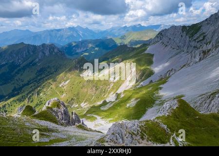 Blick auf Cima di Bares und Monte Campo vom Pozzera-Passo in Presolana. Castione della Presolana, Val Seriana, Bezirk Bergamo, Lombardei, Italien. Stockfoto