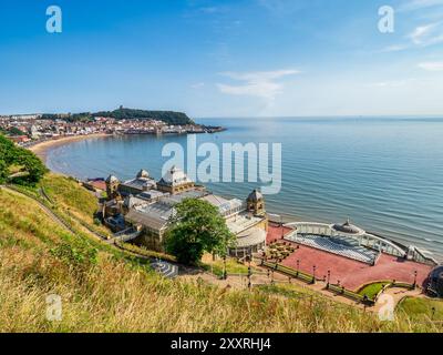 30. Juli 2024: Scarborough, North Yorkshire, Vereinigtes Königreich – South Bay von Scarborough Spa bis Castle Cliff während der Hitzewelle im Sommer. Stockfoto